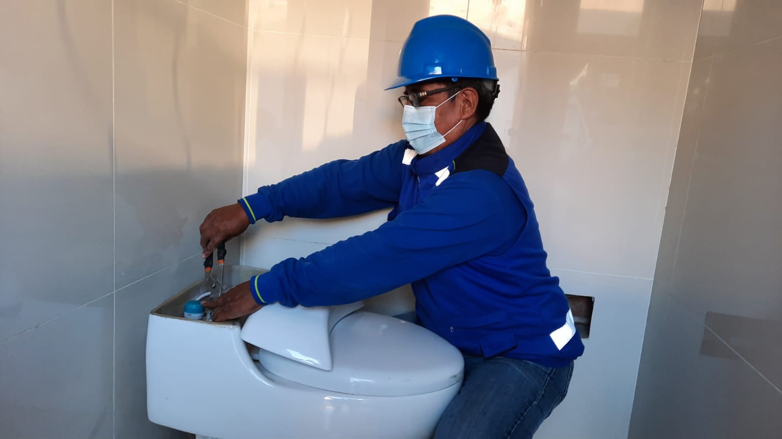 Lanzan campaña Gasfitero en el Hogar para reparar fugas en conexiones de agua potable